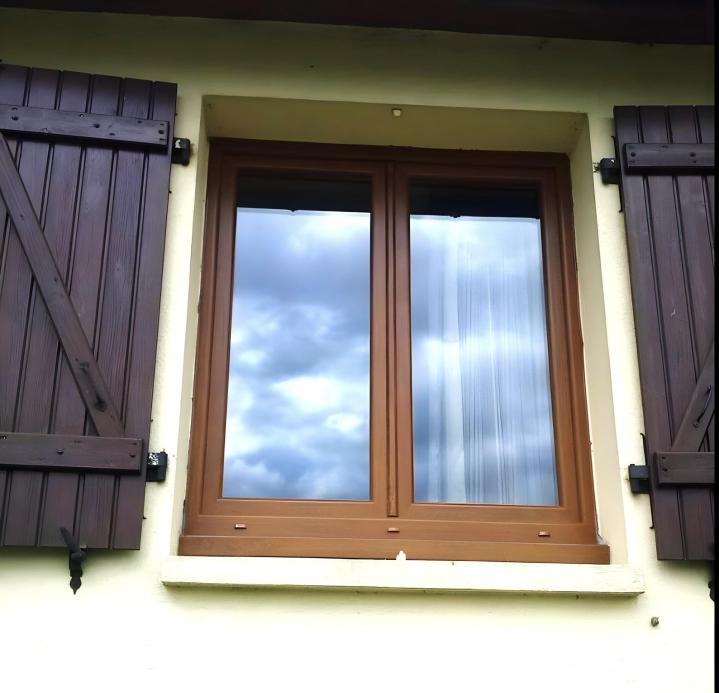 Menuisiers spécialisés dans les travaux liés à la pose de fenêtres en bois.