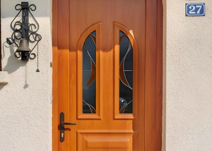Poseur de portes d’entrée en bois aux finitions variées.