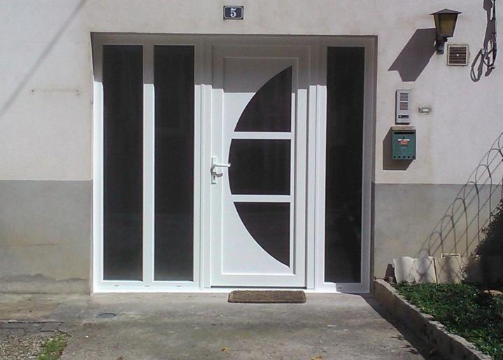 Créateur et installateur de portes d’entrée en PVC.